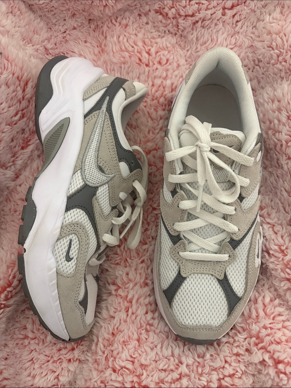Nike Women’s White and Gray Mesh Sneakers
